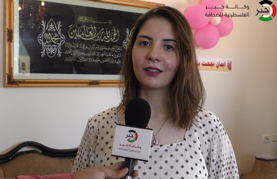 وكالة "خبر" ترصد فرحة الطالبة إيمان أبو حصيرة الأولى على فرع الأدبي