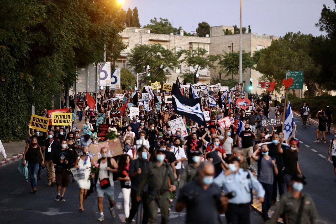 بالصور: آلاف الإسرائيليين يتظاهرون أمام الكنيست احتجاجاً على "قانون كورونا"