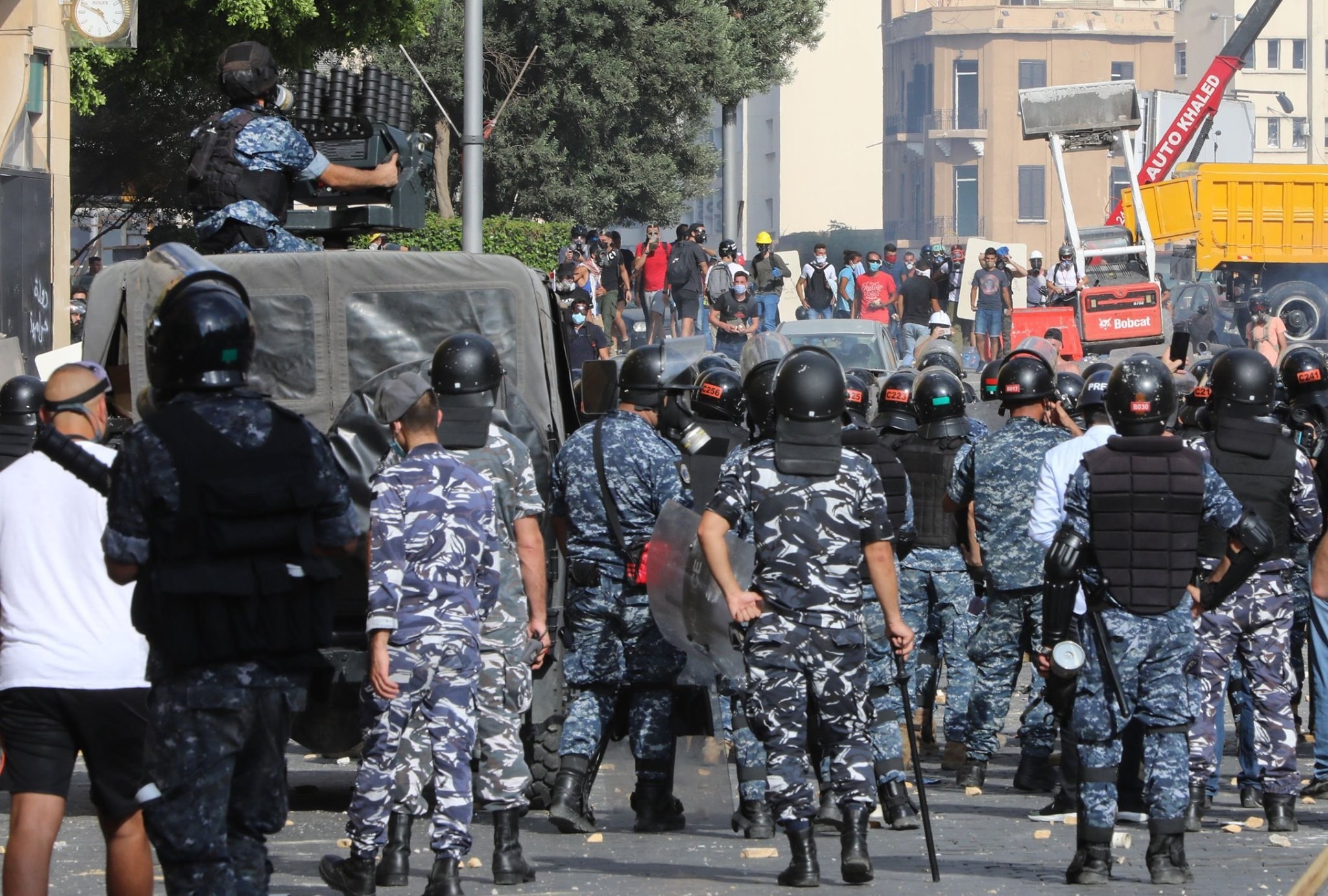 لبنان: تظاهرات واستقالات نواب والجيش يصدر بيانًا