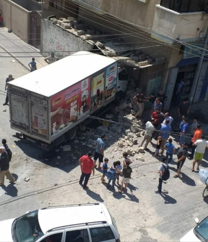 غزة: انهيار جدار منزل جرّاء حادث اصطدام في حي الشيخ رضوان