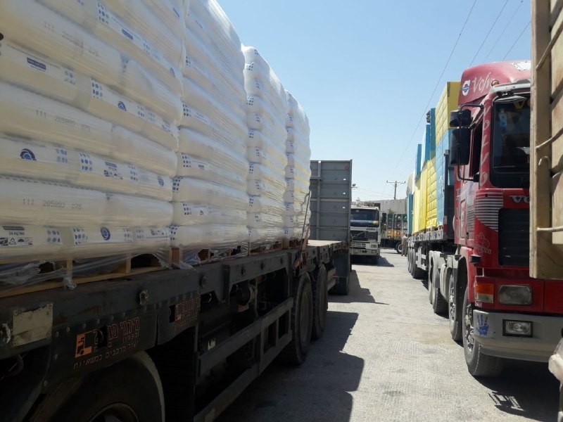 إدخال عشرات الشاحنات المحملة بالبضئع والمواد الغذائية إلى قطاع غزة