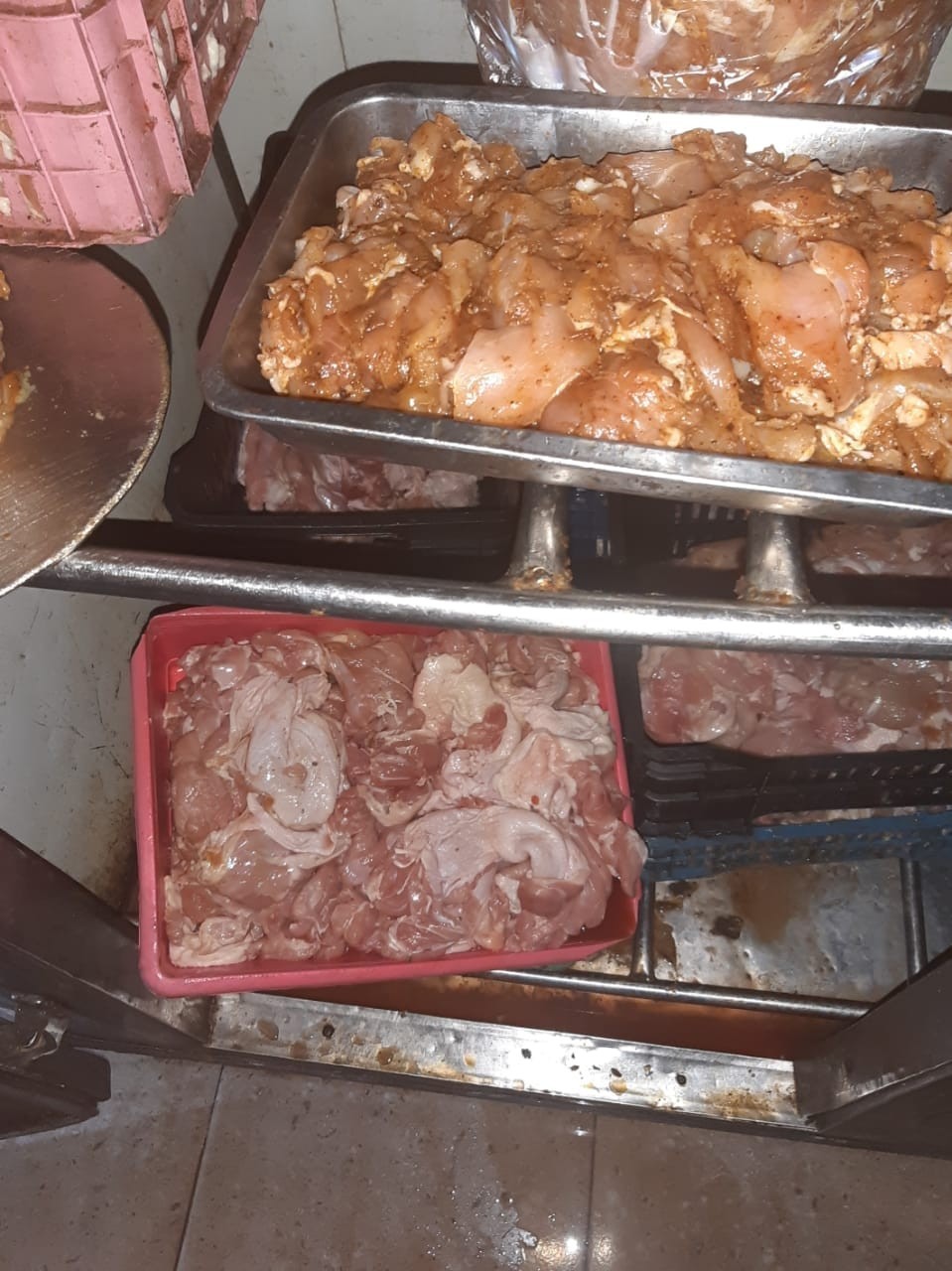 إغلاق مطعم شاورما بغزة عن العمل لعدم التزامه بالشروط الصحية