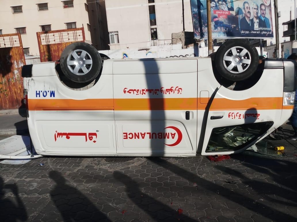 انقلاب سيارة إسعاف وسط مدينة غزة