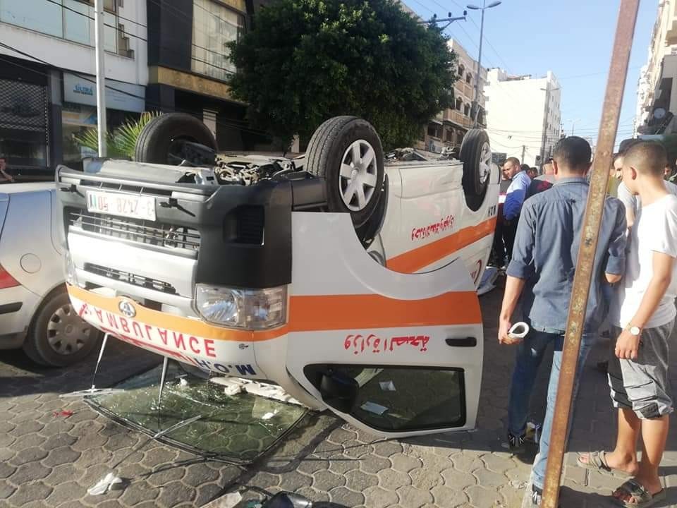 انقلاب سيارة إسعاف وسط مدينة غزة