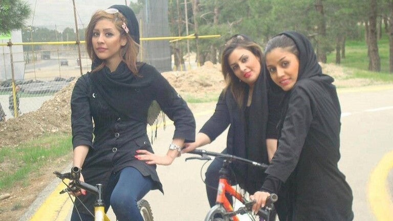شاهدوا: مدينة إيرانية تحدد شرطا للسماح "للنساء" بركوب الدراجات