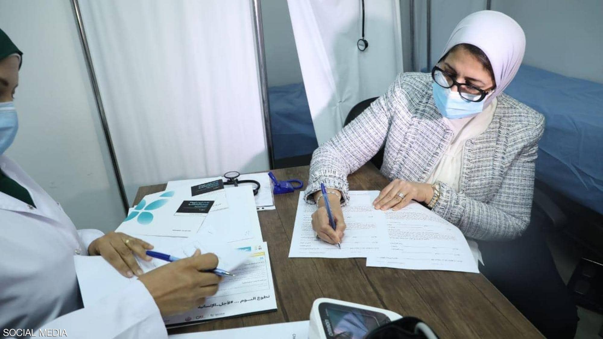 وزيرة الصحة المصرية تشارك في التجربة الإكلينيكية للقاح كورونا