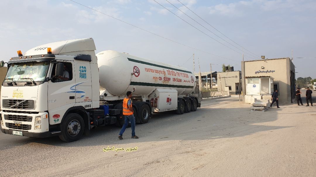 بالصور: الاحتلال يفتح معبر "كرم أبو سالم" ويبدأ إدخال الوقود إلى غزة