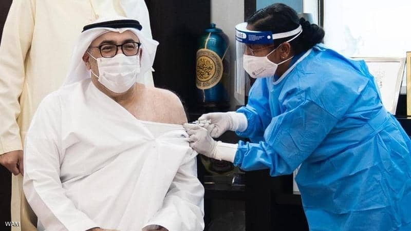 شاهد: وزير الصحة الإماراتي يتلقى الجرعة الأولى من لقاح كورونا