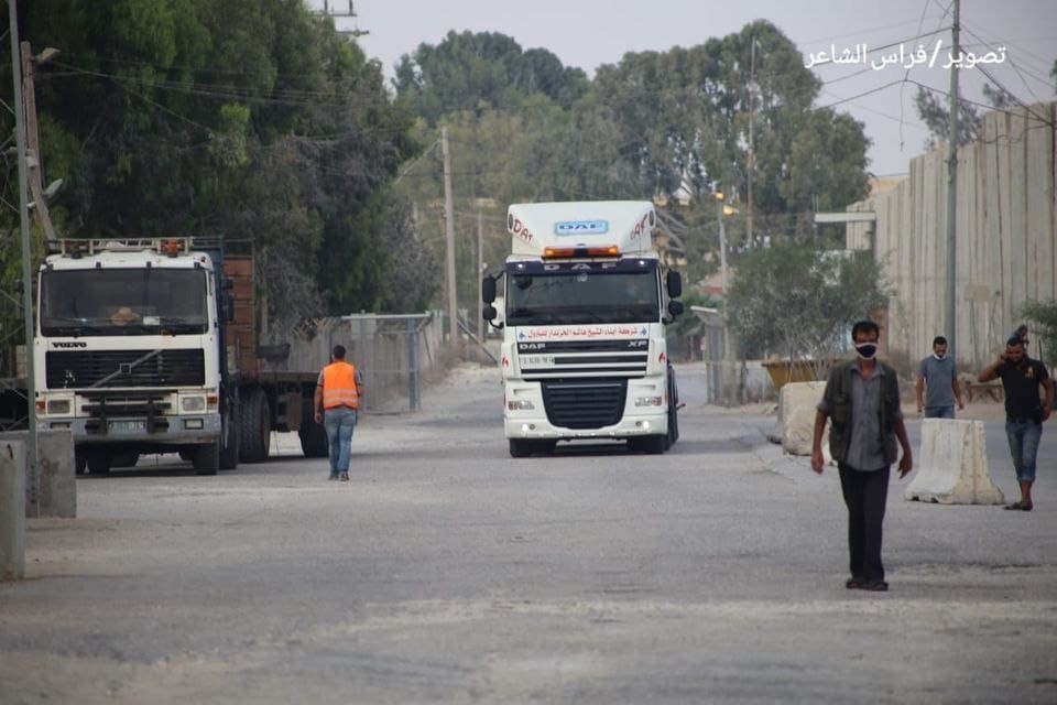 بالصور: بدء دخول شاحنات الوقود لمحطة توليد الكهرباء في مدينة غزة