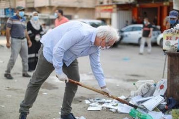 شاهد: مدير عمليات الأونروا بغزة يُشارك في تنظيف مخيم خانيونس