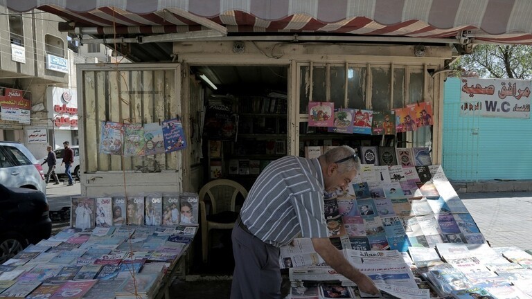 بالصور: مسؤول عراقي مهدد بالإقالة بعد أن شتم مواطنا في برنامج تلفزيوني