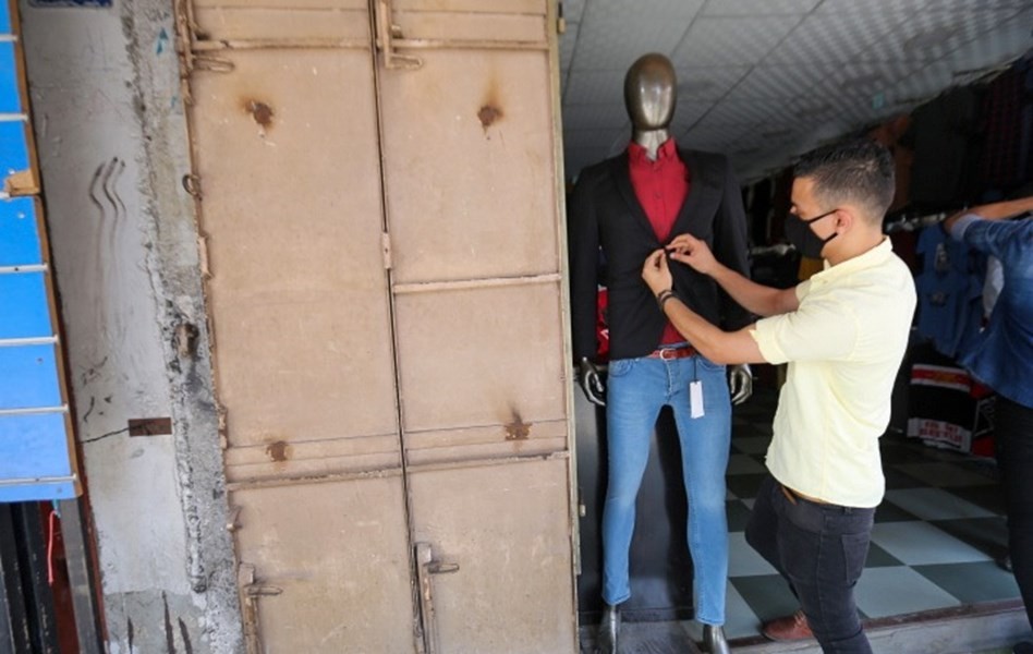 إعادة فتح المحال التجارية في عمر المختار وسط متابعة قوات الشرطة