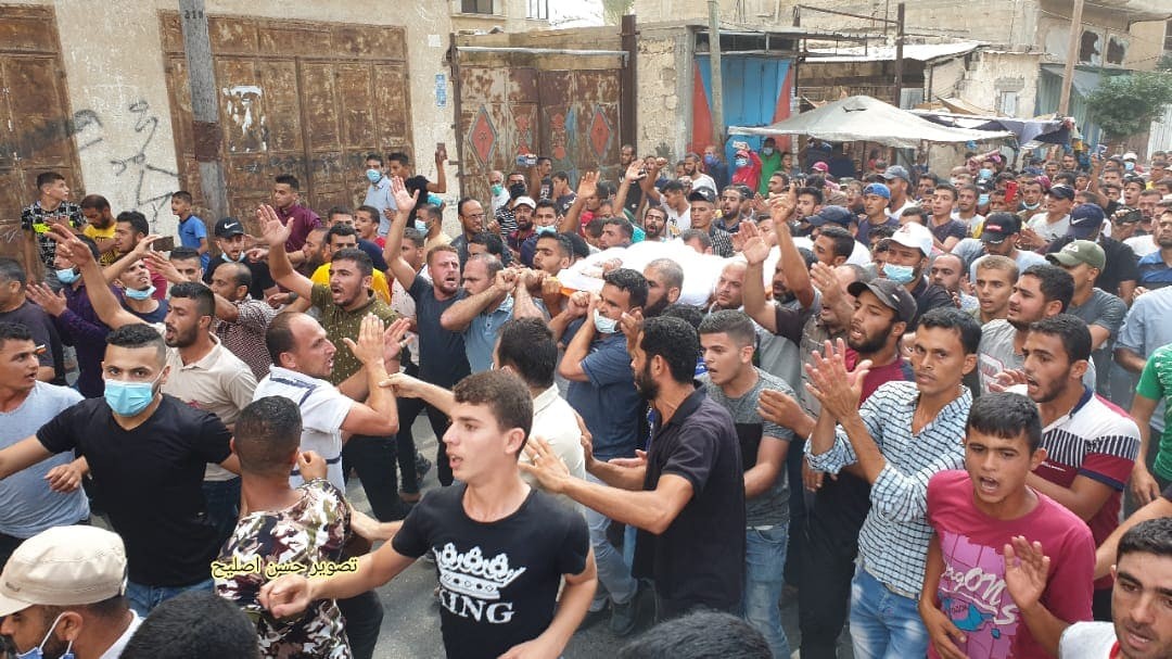 مئات المواطنين يشيعون جثمان البشيتي في خانيونس