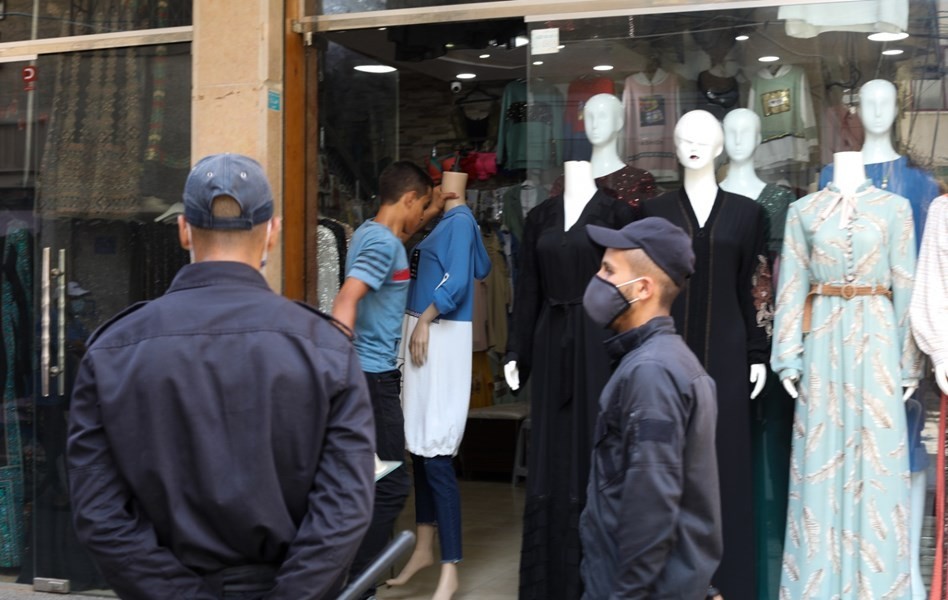 إعادة فتح المحال التجارية في عمر المختار وسط متابعة قوات الشرطة
