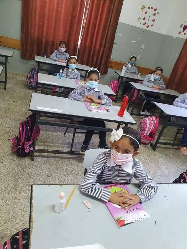 عودة مئات آلاف الطلبة إلى مقاعد الدراسة في الضفة والقدس وتأجيلها في غزة