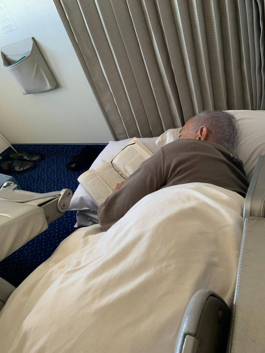 نتنياهو ينام على أرض الطائرة في طريق عودته من أمريكا