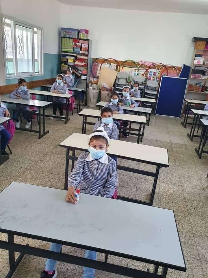عودة مئات آلاف الطلبة إلى مقاعد الدراسة في الضفة والقدس وتأجيلها في غزة
