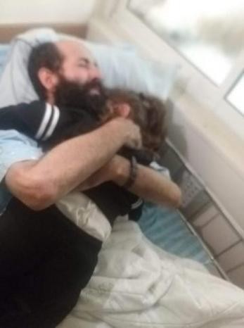 شاهد: الأسير الأخرس يحتضن طفلته في المستشفى