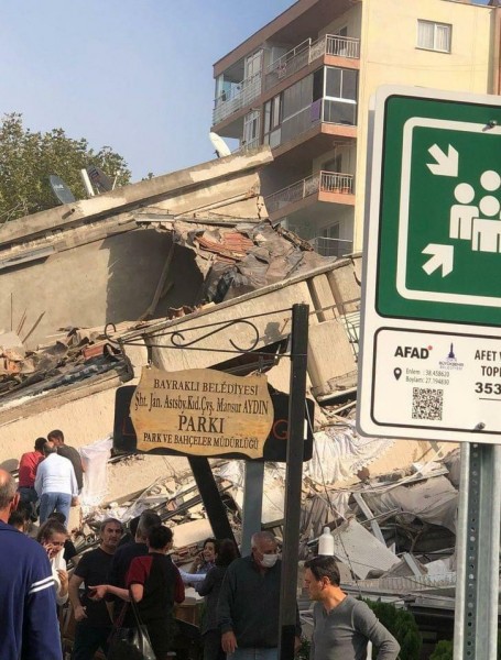 12 قتيلاً ومئات الإصابات إثر زلزال أزمير في تركيا