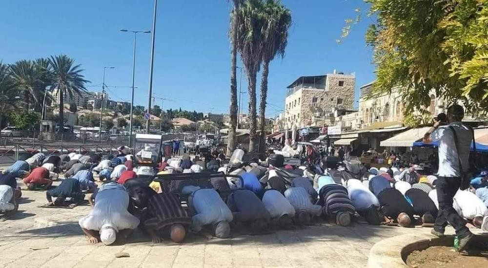 شاهد: الاحتلال يمنع الفلسطينيين من صلاة الجمعة في المسجد الأقصى
