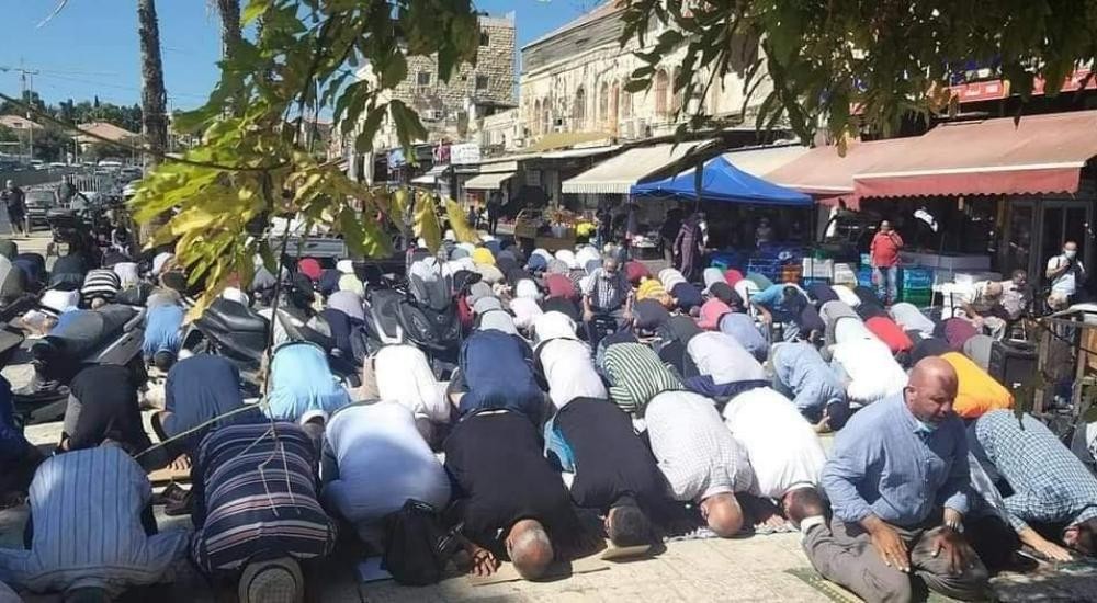 شاهد: الاحتلال يمنع الفلسطينيين من صلاة الجمعة في المسجد الأقصى