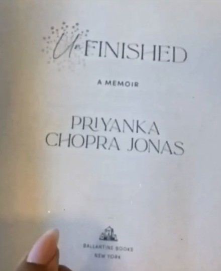 بالصور: النجمة "بريانكا شوبرا" تروج لكتاب سيرتها الذاتية في 20 عاماً قبل طرحه