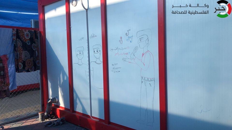 شاهد: مُصابة بفيروس كورونا في غزّة تُحارب الألم بإبداع الرسم