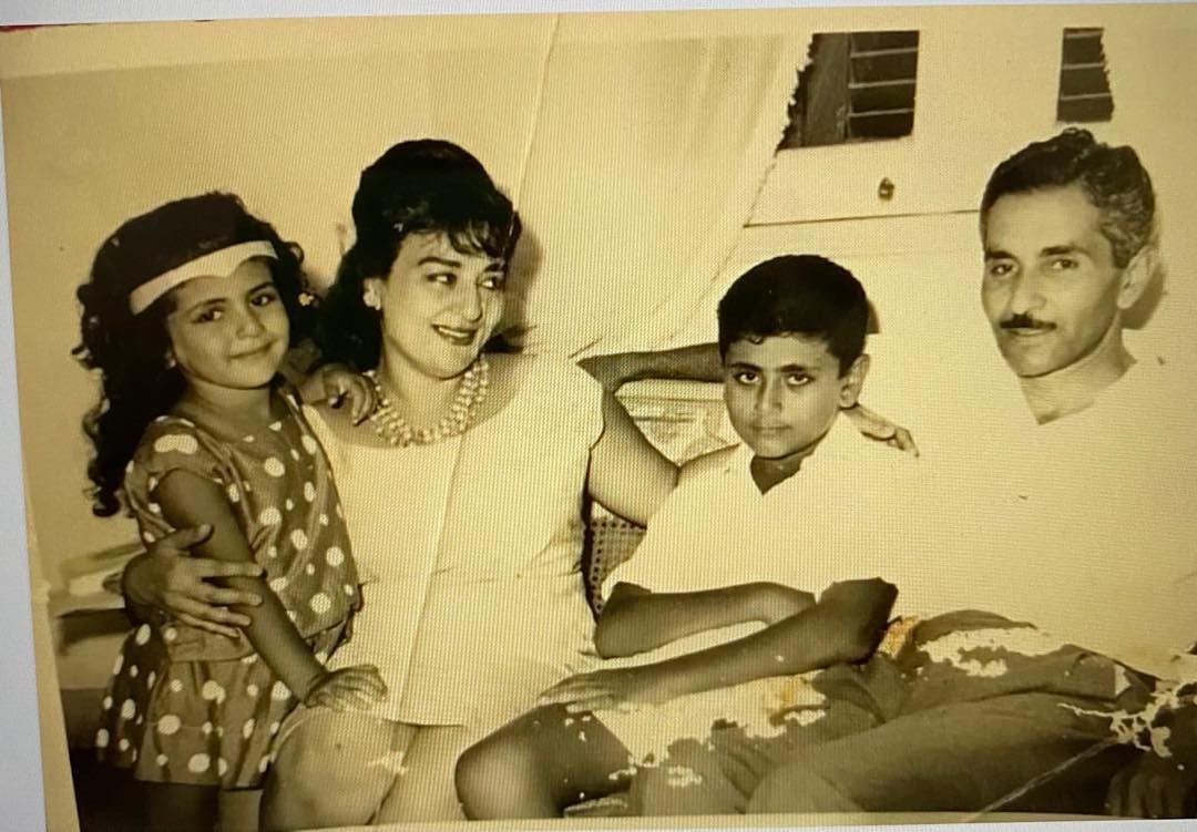 شاهدوا: صورة نادرة النجمة المصرية "هالة صدقى" مع العائلة أيام الطفولة