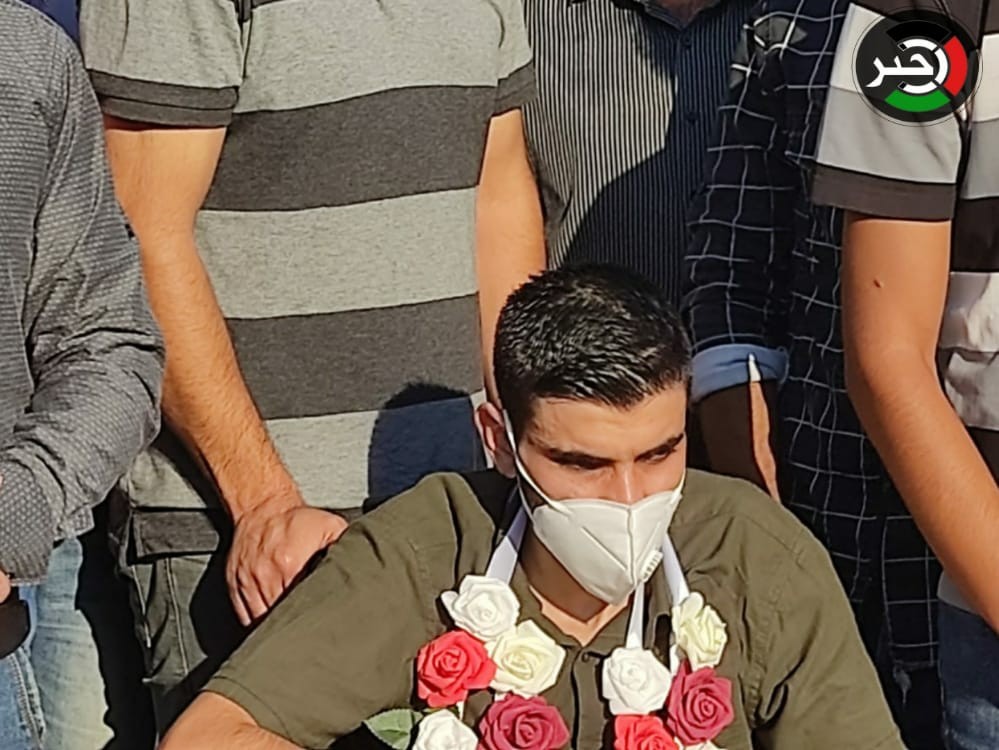شاهد: جريح من غزّة يرفض دخول بيته بعد انتهاء رحلة علاجه قبل زيارة ضريح صديقه