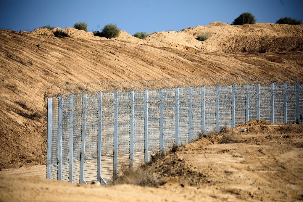 الاحتلال يواصل نصب السياج الفاصل مع قطاع غزة تحت وفوق الأرض