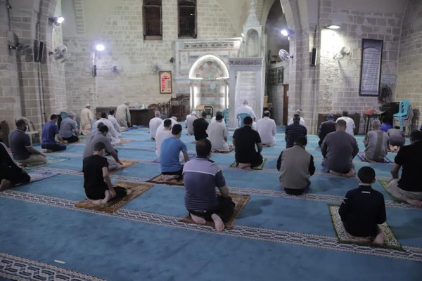 مواطنون يؤدون صلاة الفجر في مساجد محافظتي غزة والشمال