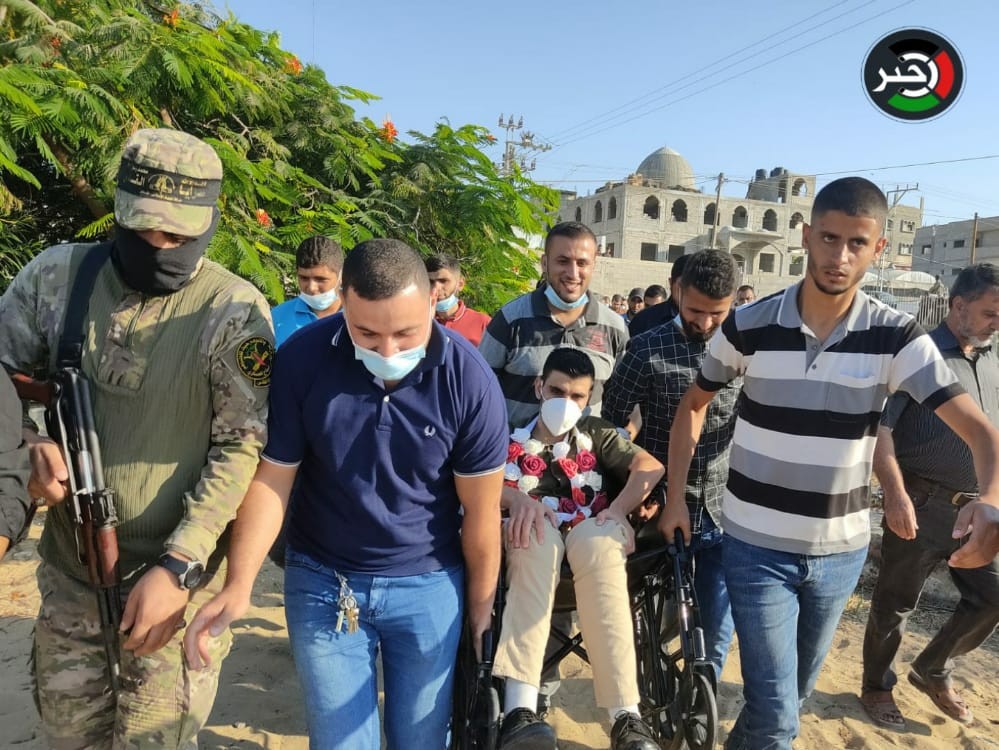 شاهد: جريح من غزّة يرفض دخول بيته بعد انتهاء رحلة علاجه قبل زيارة ضريح صديقه