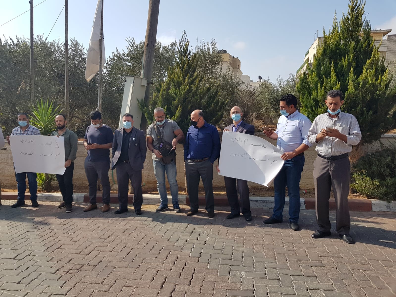 شاهد: اعتصام أمام وزارة الاتصالات برام الله رفضاً لسياسة الوزير الإدارية