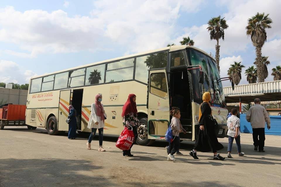 وصول أعداد من المواطنين العائدين لغزة عبر معبر رفح البري