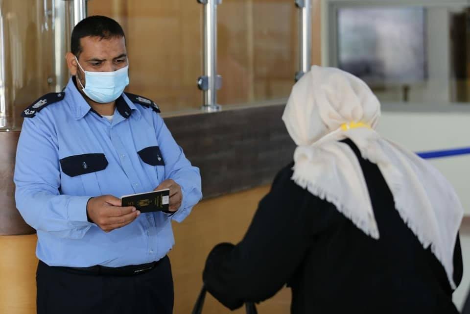 وصول أعداد من المواطنين العائدين لغزة عبر معبر رفح البري