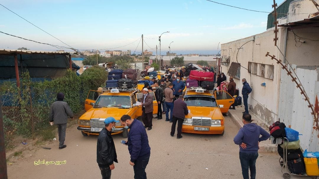 بدء مغادرة حافلات المسافرين باتجاه الجانب المصري