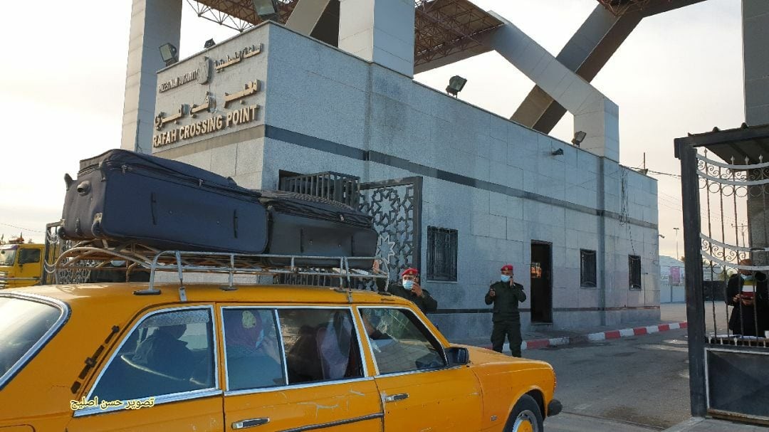 بدء مغادرة حافلات المسافرين باتجاه الجانب المصري