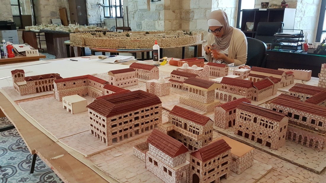 مهندسة فلسطينية تستخدم المجسمات الحجرية لتوثيق تاريخ مدينة نابلس X6vFP