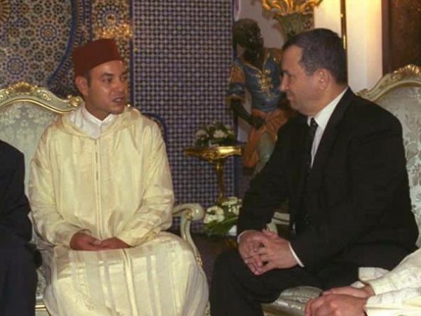 باراك ينشر صورة تجمعه مع عاهل المغرب التقطت قبل 42 عاماً