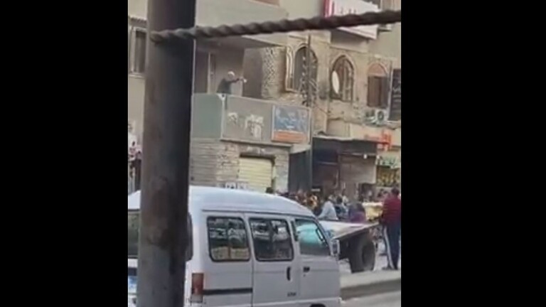 شاهدوا: صاحب فيديو إلقاء أموال على المواطنين في الشارع يكشف سبب فعلته بمصر