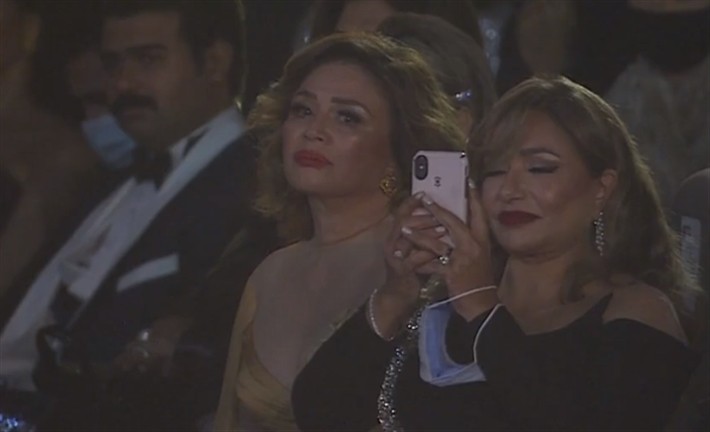 شاهدوا: دموع يسرا وإلهام شاهين والنجوم خلال كلمة وحيد حامد في افتتاح القاهرة السينمائي