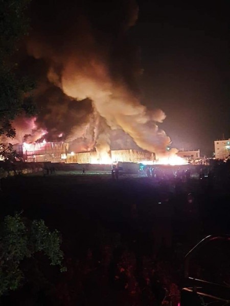 اندلاع حريق داخل مصنع للبلاستيك شمال الخليل
