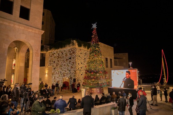 مدينة روابي تحتفل بإضاءة شجرة عيد الميلاد المجيد