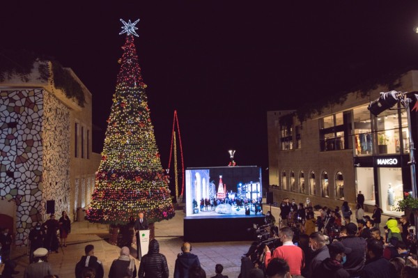 مدينة روابي تحتفل بإضاءة شجرة عيد الميلاد المجيد