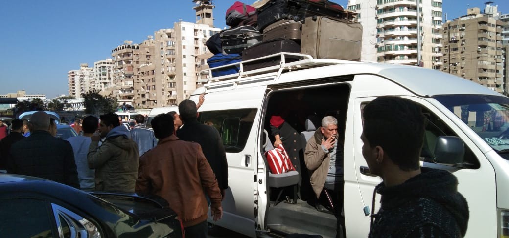 شاهد: تيار الإصلاح بـ"فتح" يؤمن مركبات لنقل العائدين من مصر إلى غزّة
