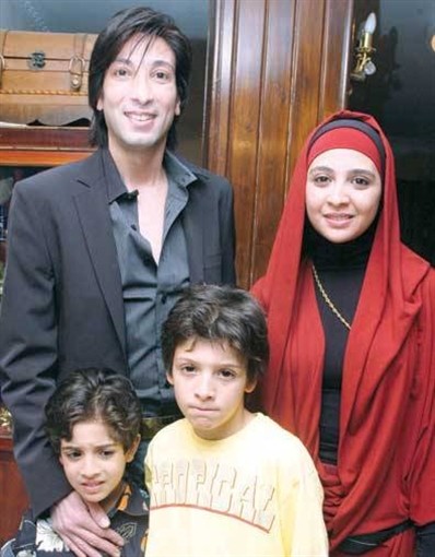 بالفيديو | تعرف على نجل الفنانة المصرية "حنان ترك" الذي احتفلت بعيد ميلاده... كاتب ومغني راب