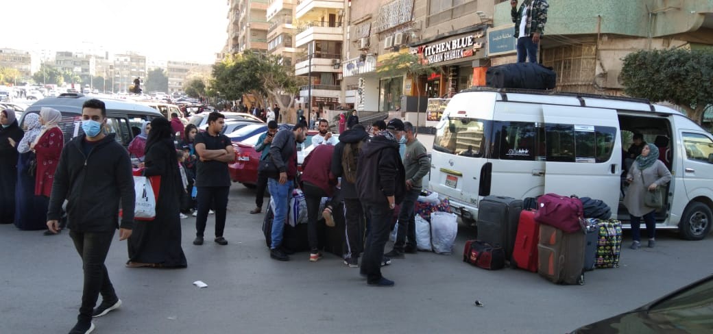 شاهد: تيار الإصلاح بـ"فتح" يؤمن مركبات لنقل العائدين من مصر إلى غزّة