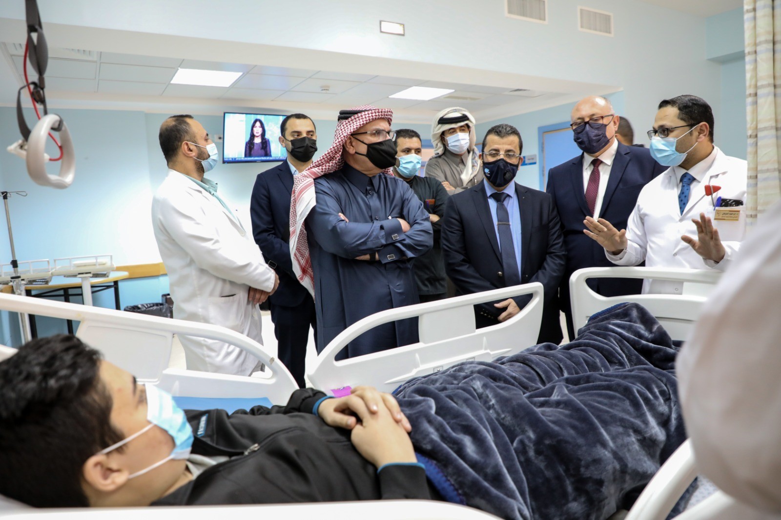 العمادي في مشفى الشيخ حمد 2.jpg