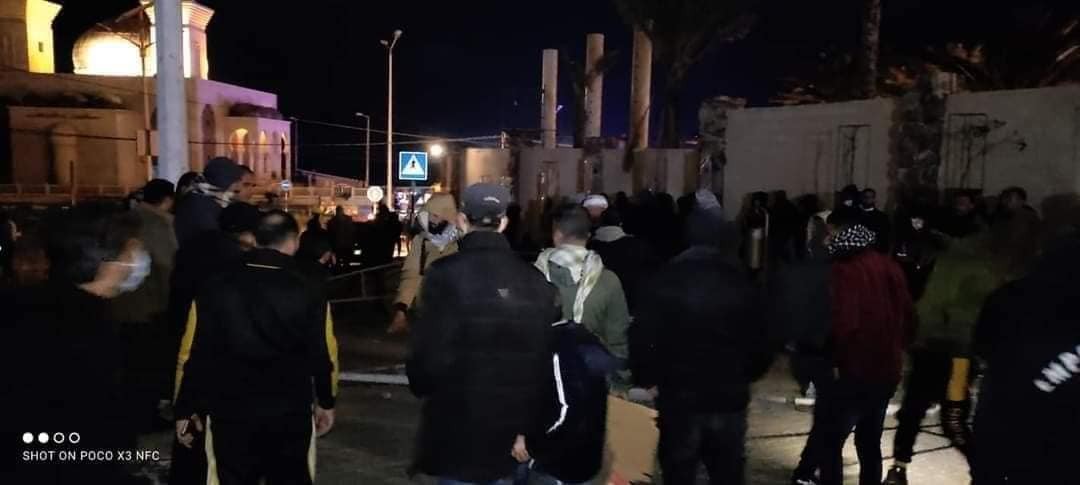 شاهد: موظفو تفريغات 2005 ينصبون خيامًا أمام فندق المتحف بغزة