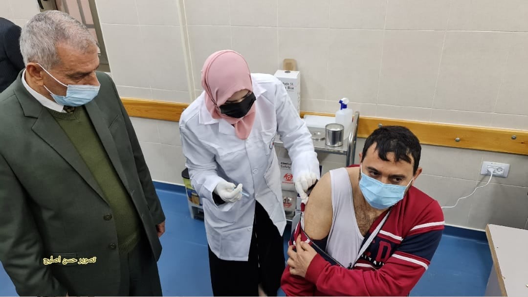 بدء تطعيم الطواقم الطبية العاملة بمستشفى غزة الأوروبي